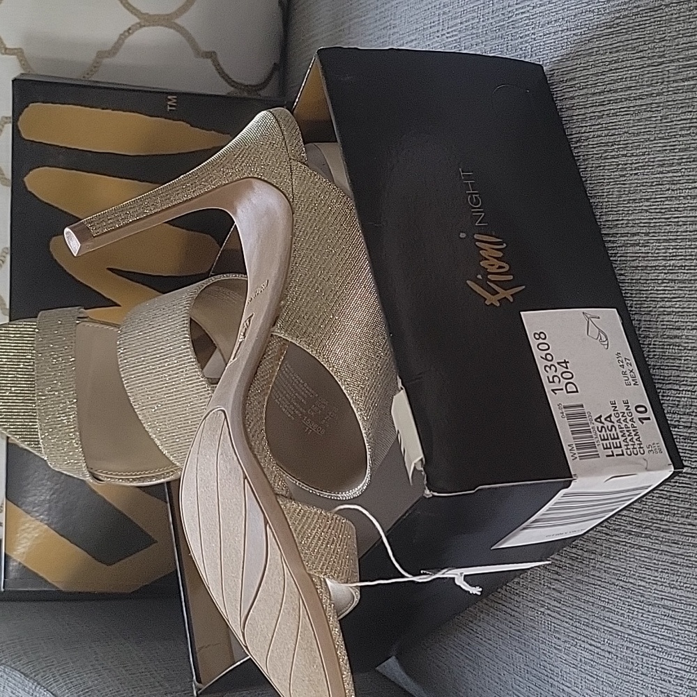 BNIB SIZE 10 GOLD METALLIC FIONI HEEL